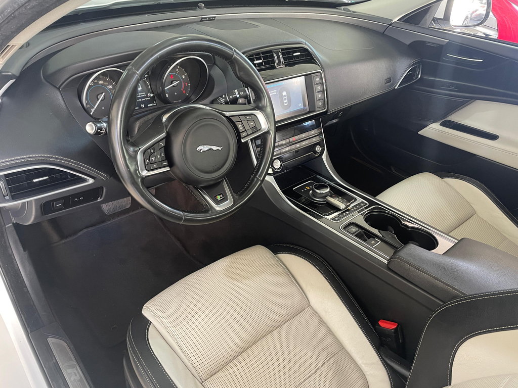Jaguar XE Branco