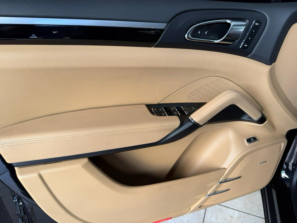 Porsche Cayenne Preto