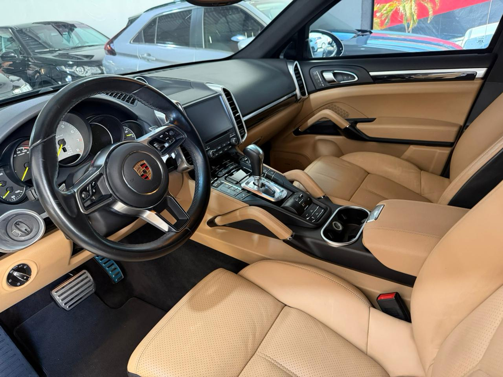 Porsche Cayenne Preto