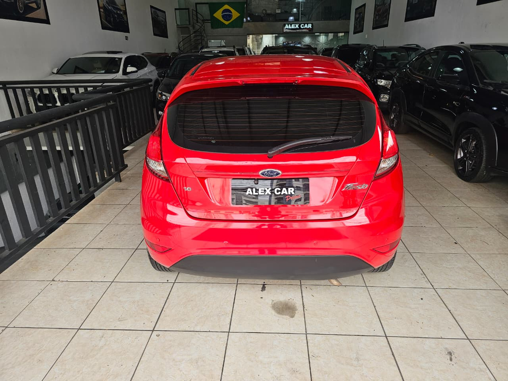 Ford Fiesta Hatch Vermelho