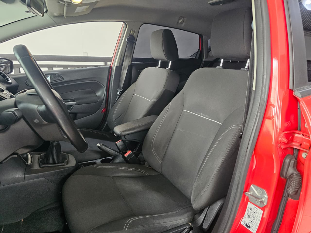 Ford Fiesta Hatch Vermelho