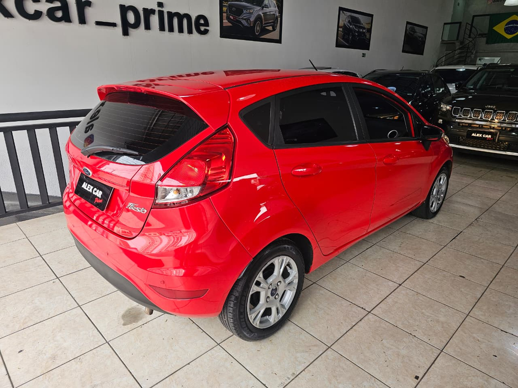 Ford Fiesta Hatch Vermelho