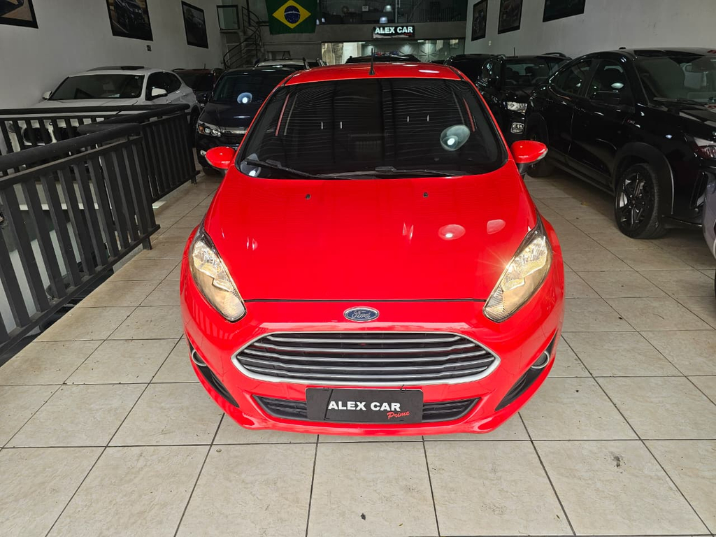 Ford Fiesta Hatch Vermelho