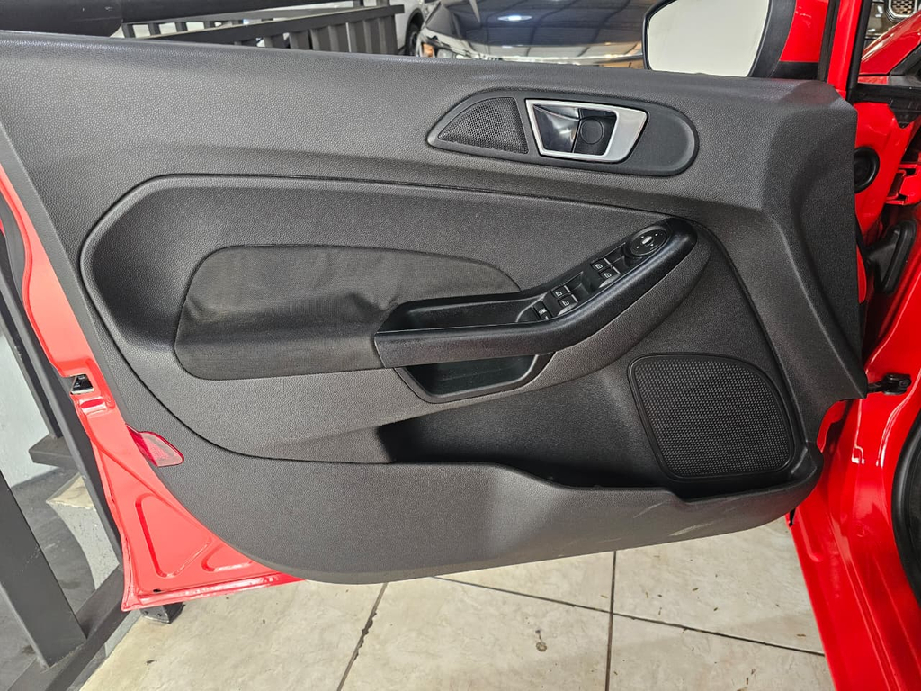 Ford Fiesta Hatch Vermelho