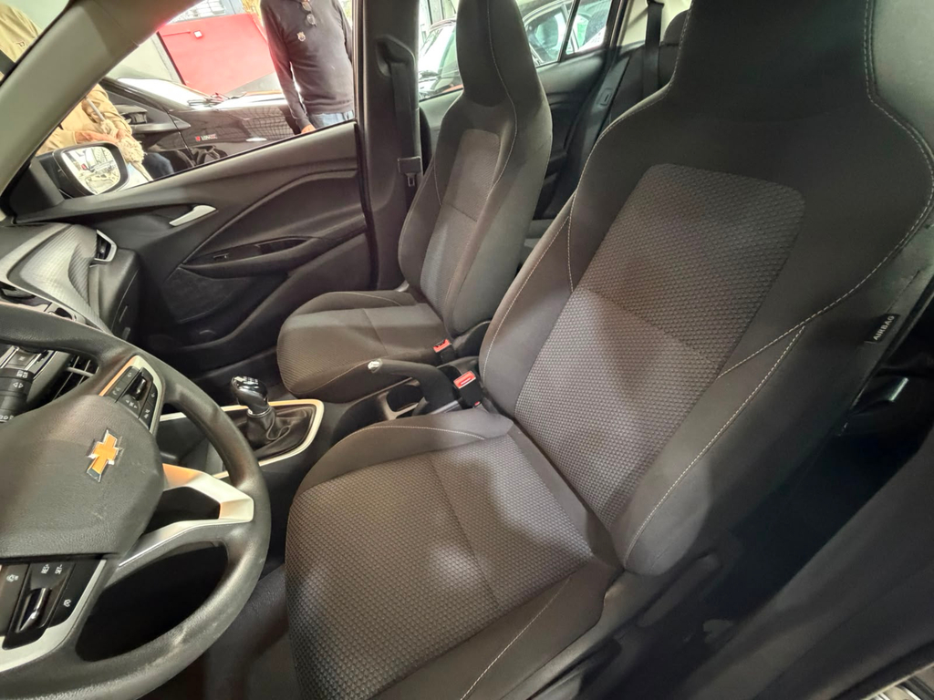 Chevrolet Onix Cinza