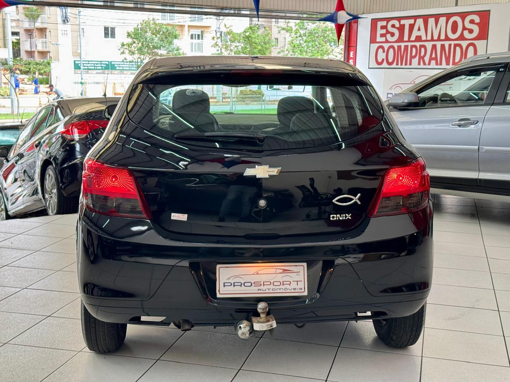 Chevrolet Onix Preto
