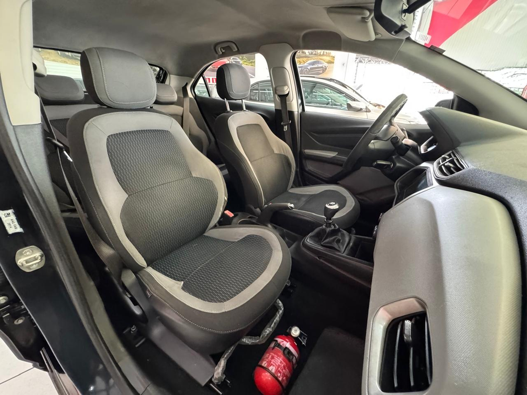 Chevrolet Onix Preto