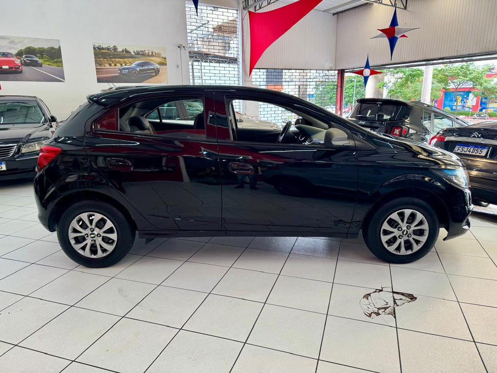 Chevrolet Onix Preto