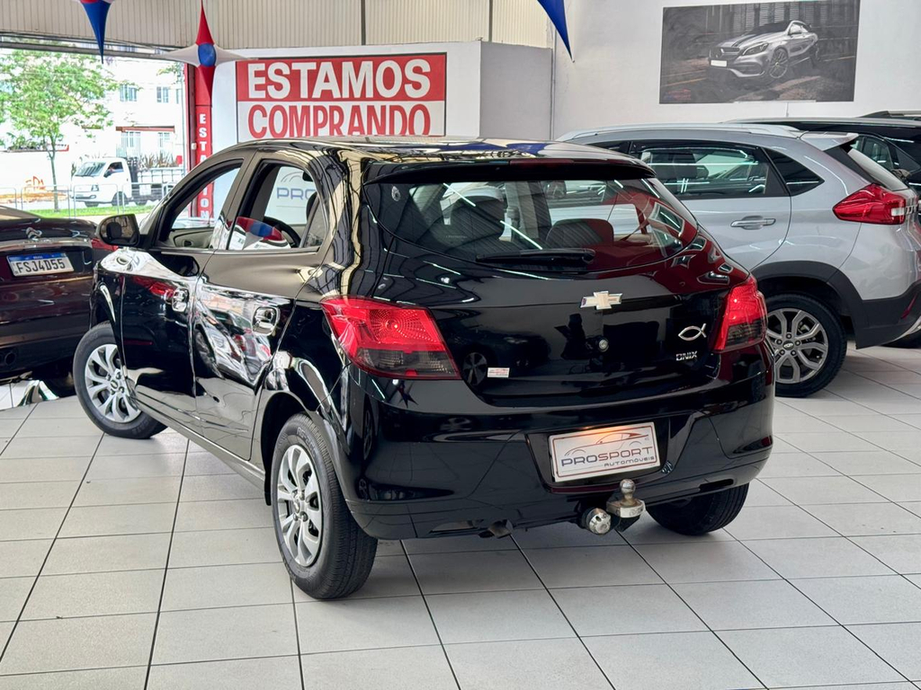 Chevrolet Onix Preto