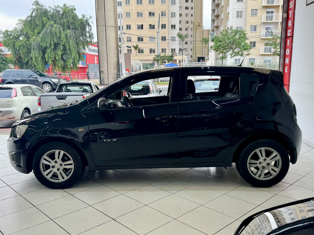 Chevrolet Sonic Preto