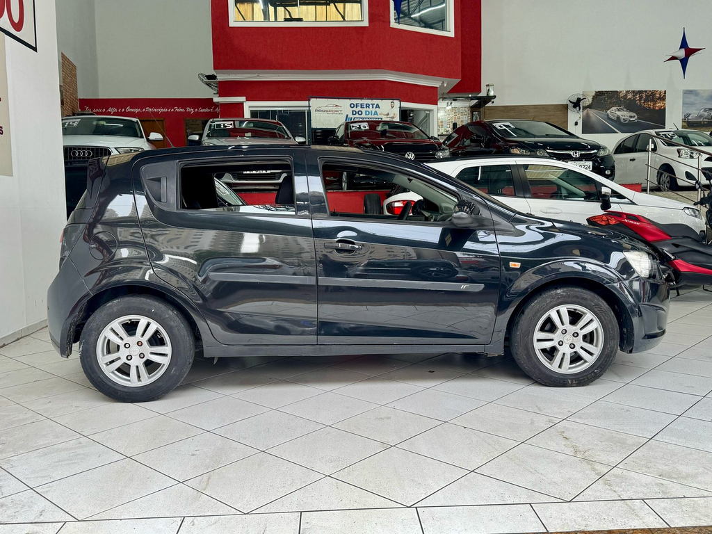 Chevrolet Sonic Preto