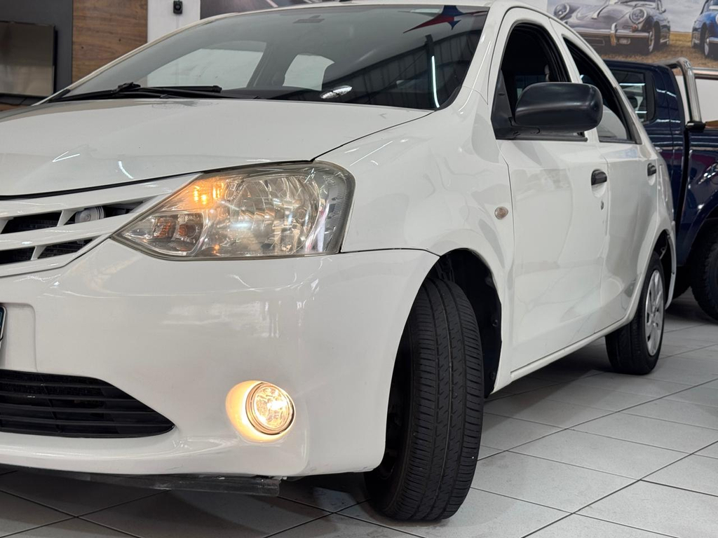 Toyota Etios Sedan Branco