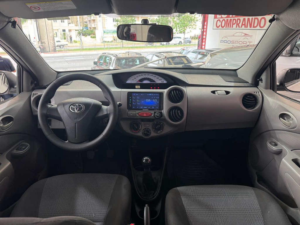 Toyota Etios Sedan Branco
