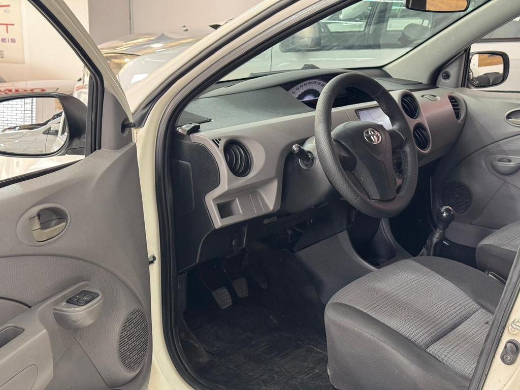 Toyota Etios Sedan Branco