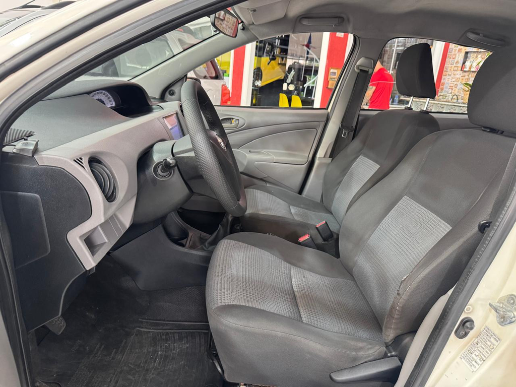 Toyota Etios Sedan Branco