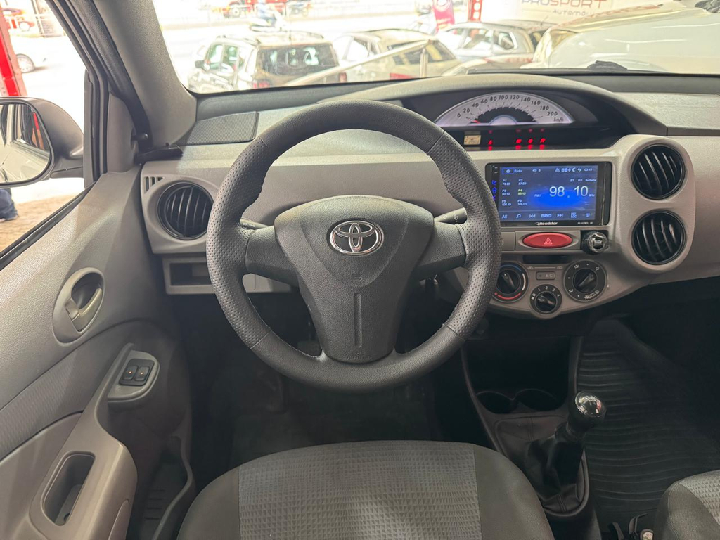 Toyota Etios Sedan Branco