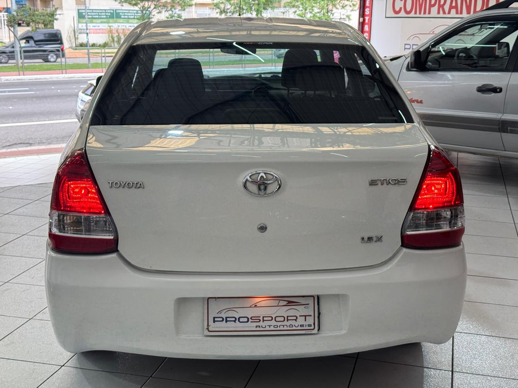 Toyota Etios Sedan Branco