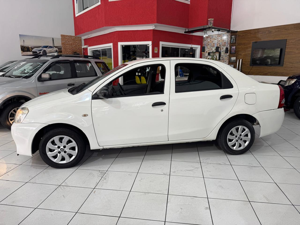 Toyota Etios Sedan Branco