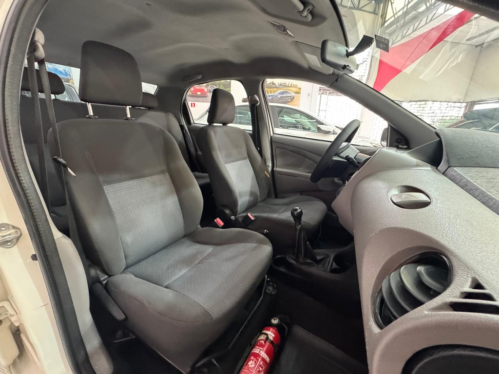 Toyota Etios Sedan Branco