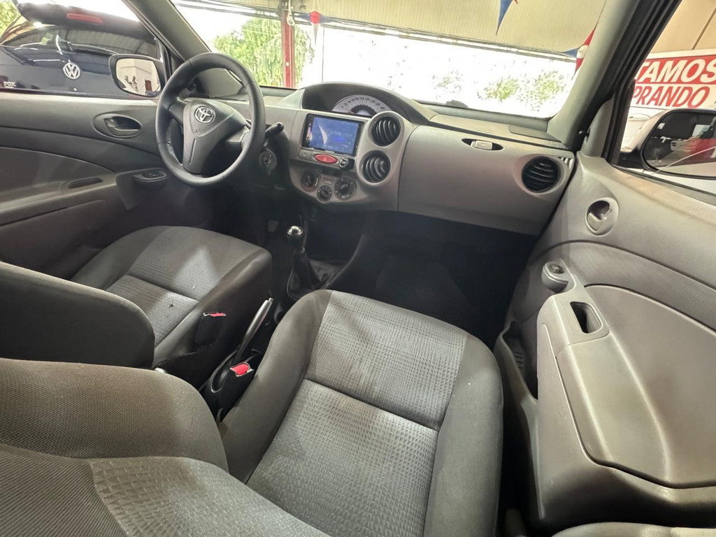 Toyota Etios Sedan Branco
