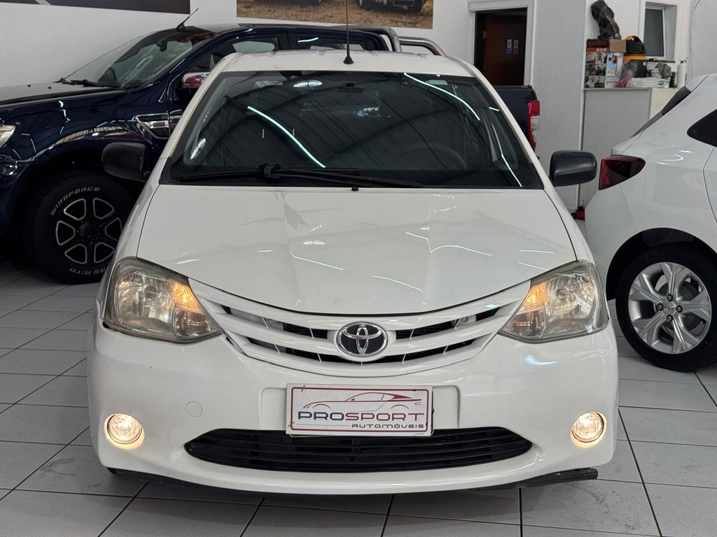 Toyota Etios Sedan Branco