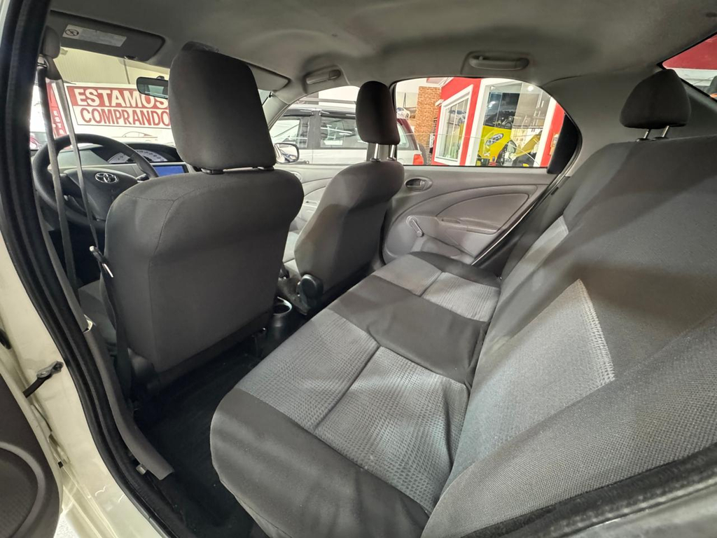 Toyota Etios Sedan Branco
