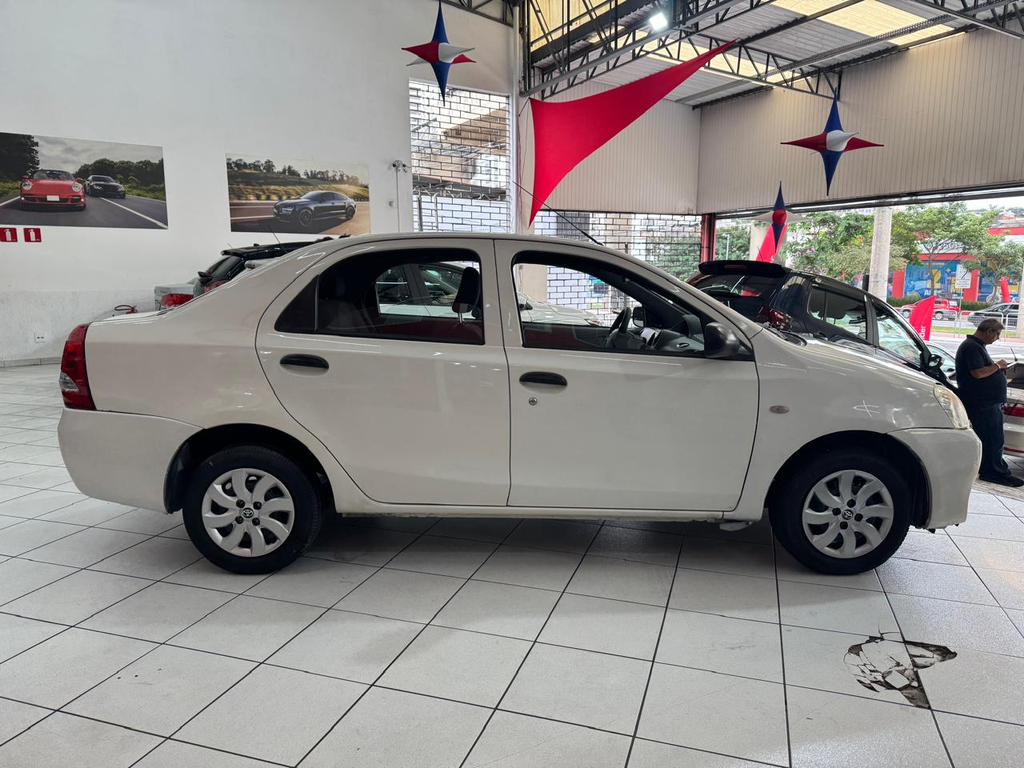Toyota Etios Sedan Branco