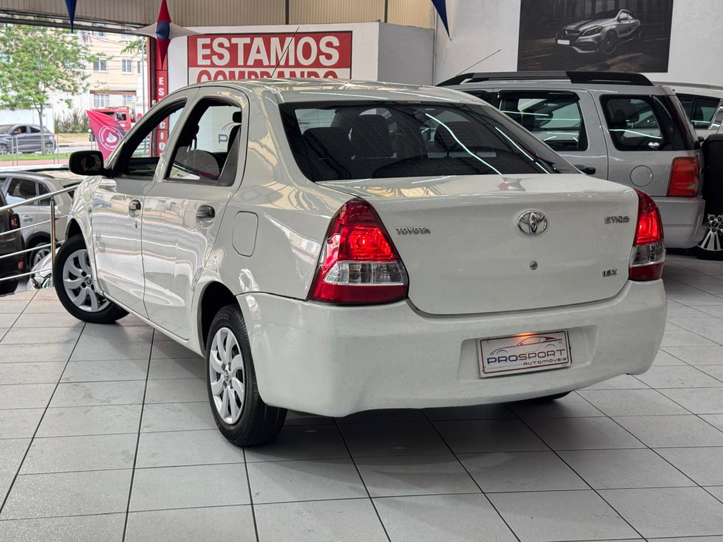 Toyota Etios Sedan Branco