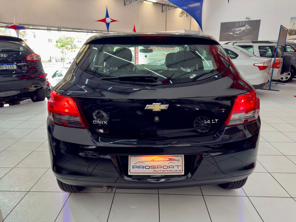 Chevrolet Onix Preto