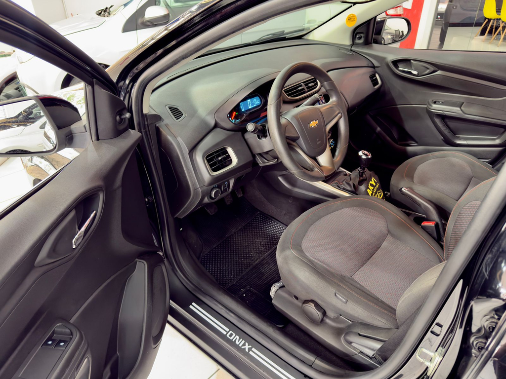 Chevrolet Onix Preto