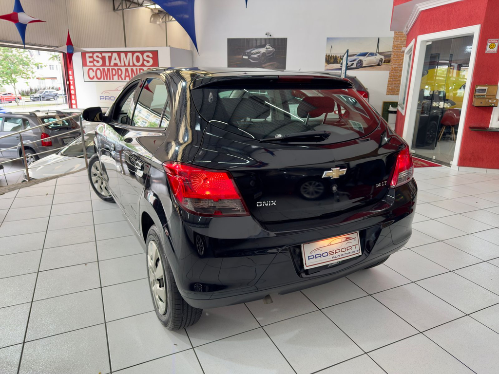 Chevrolet Onix Preto