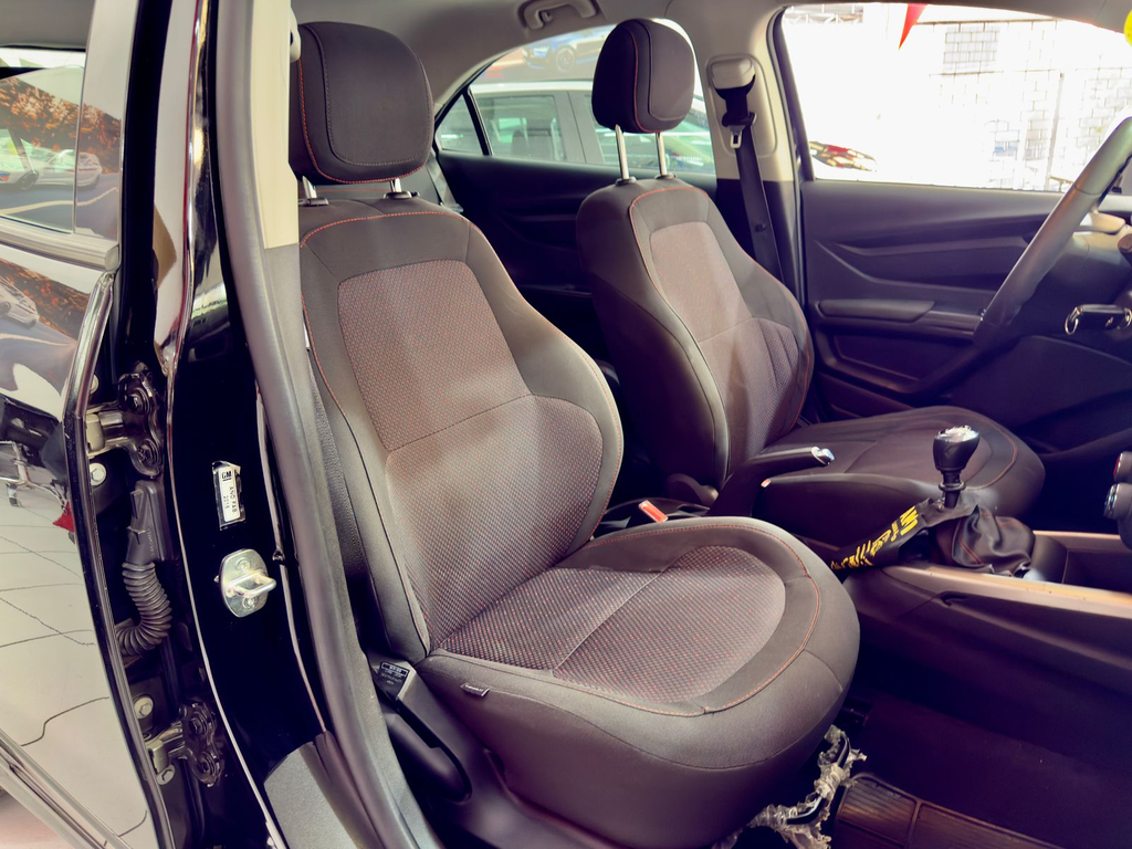 Chevrolet Onix Preto