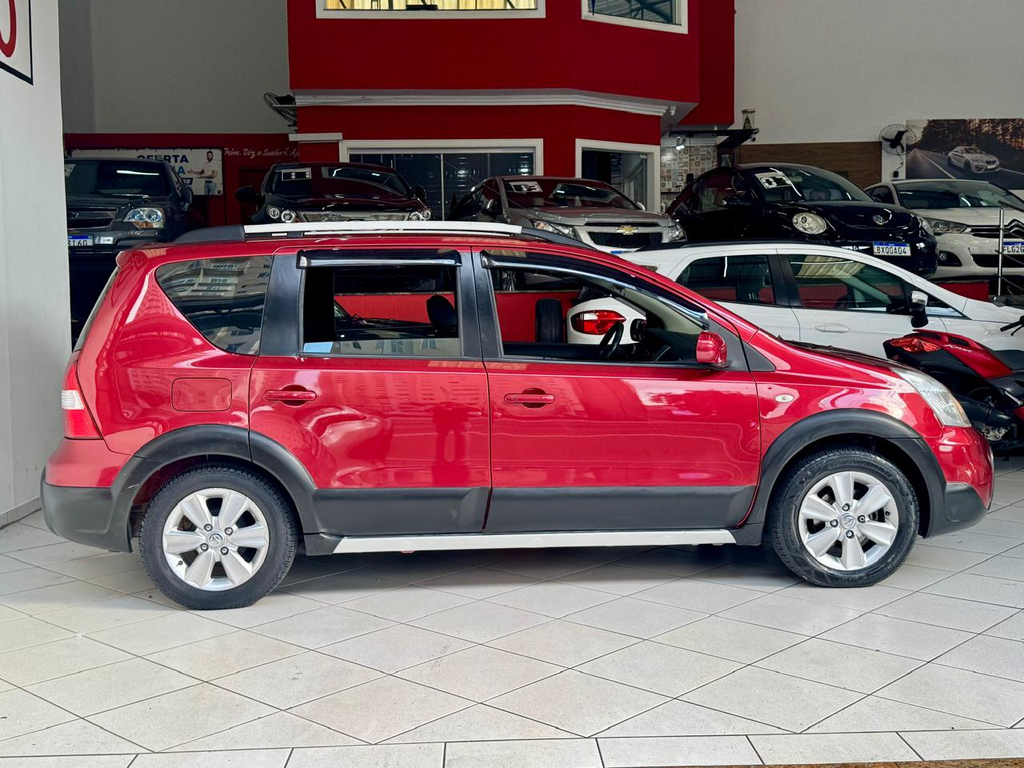 Nissan Livina Vermelho