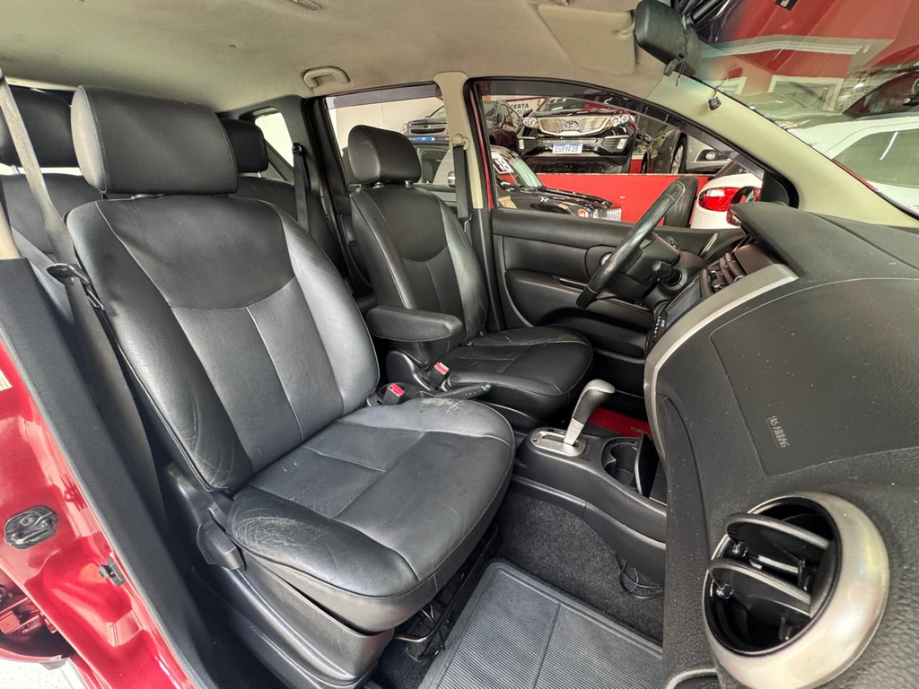 Nissan Livina Vermelho
