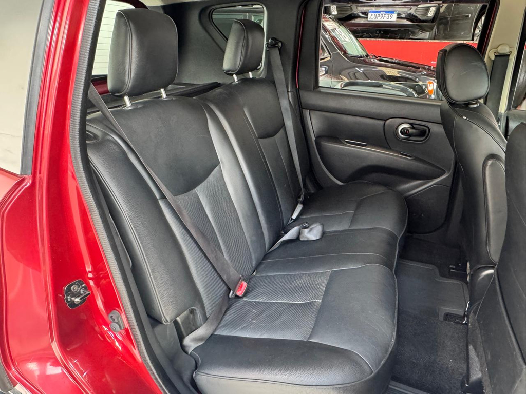 Nissan Livina Vermelho