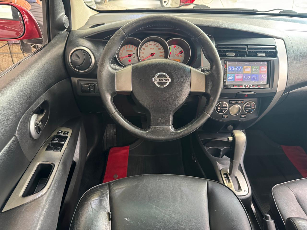 Nissan Livina Vermelho