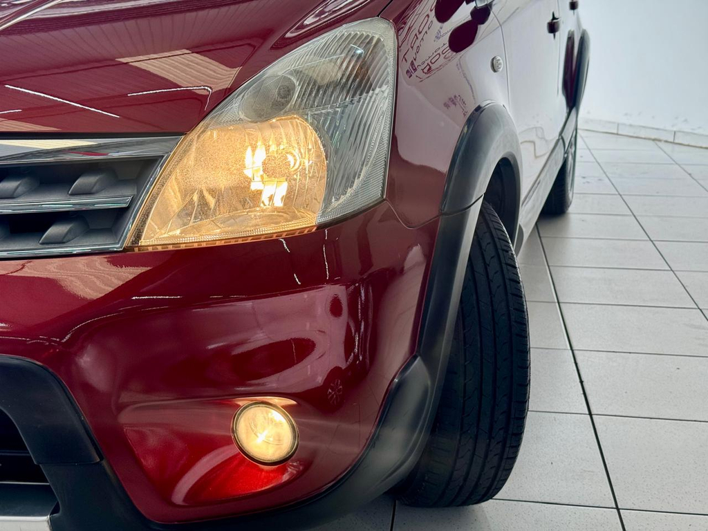 Nissan Livina Vermelho