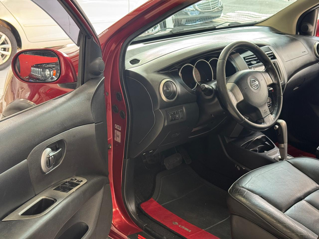 Nissan Livina Vermelho