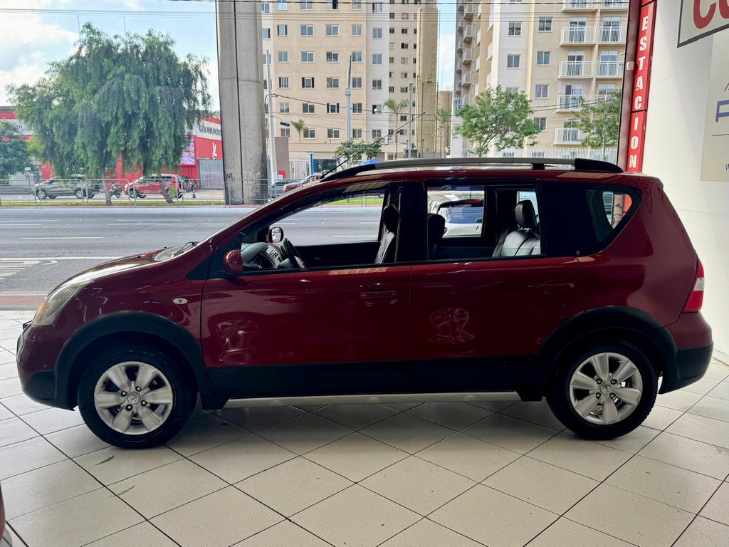 Nissan Livina Vermelho