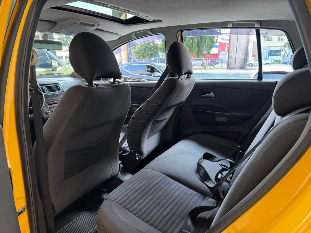 Volkswagen CrossFox Amarelo