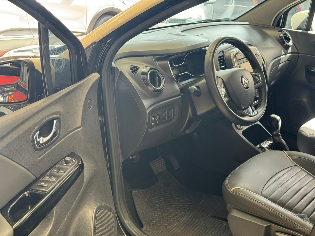 Renault Captur Preto