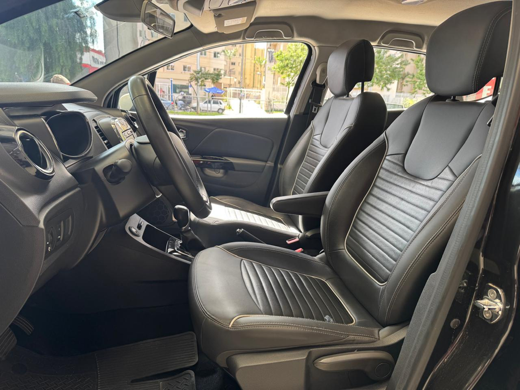 Renault Captur Preto