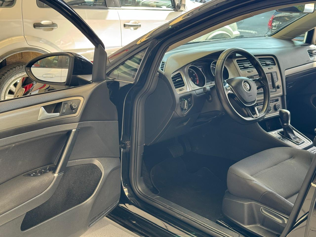 Volkswagen Golf Preto