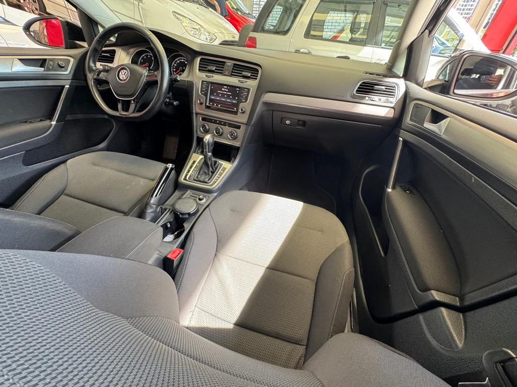 Volkswagen Golf Preto