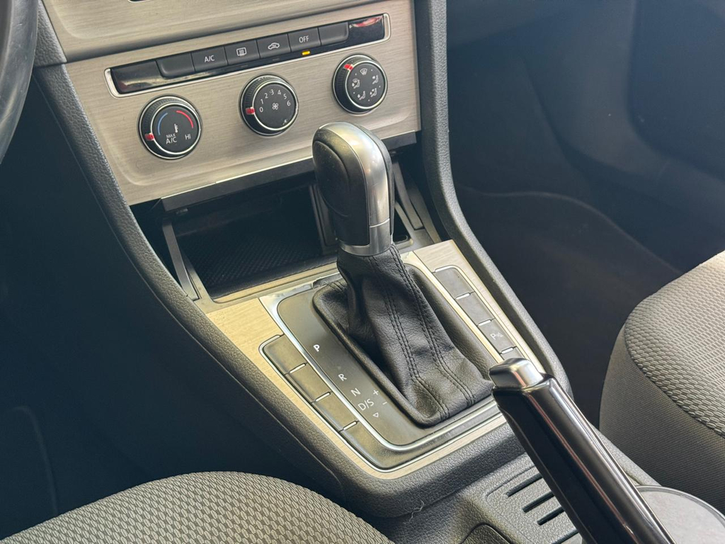 Volkswagen Golf Preto