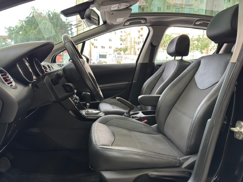 Peugeot 308 Preto