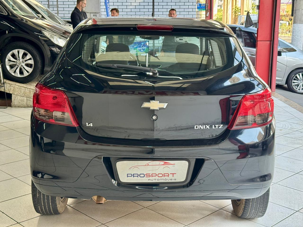 Chevrolet Onix Preto