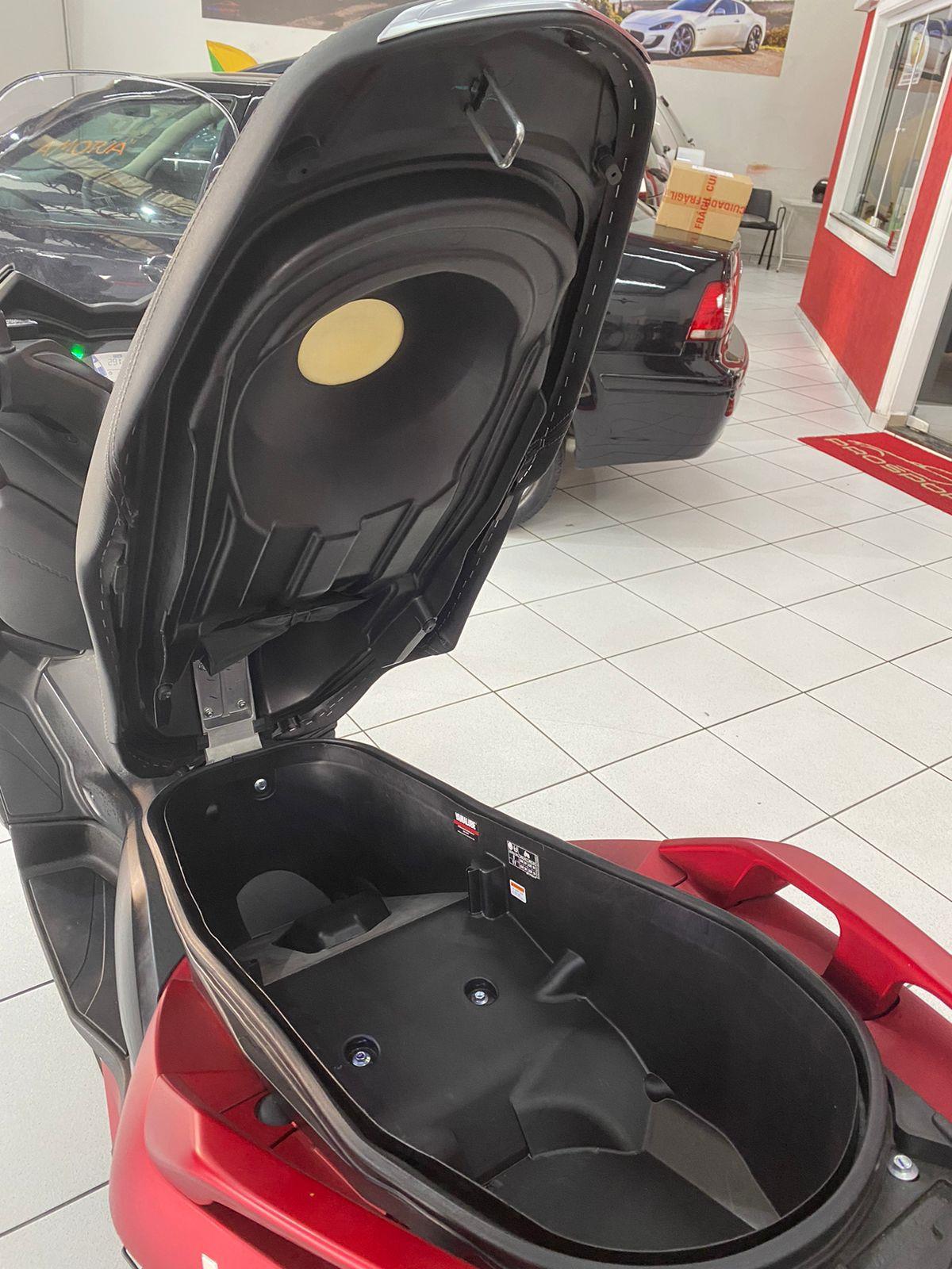 YAMAHA XMAX Vermelho