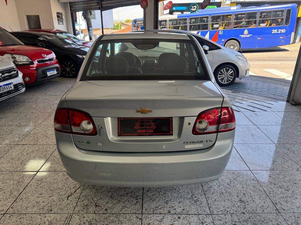 Chevrolet Classic Prata