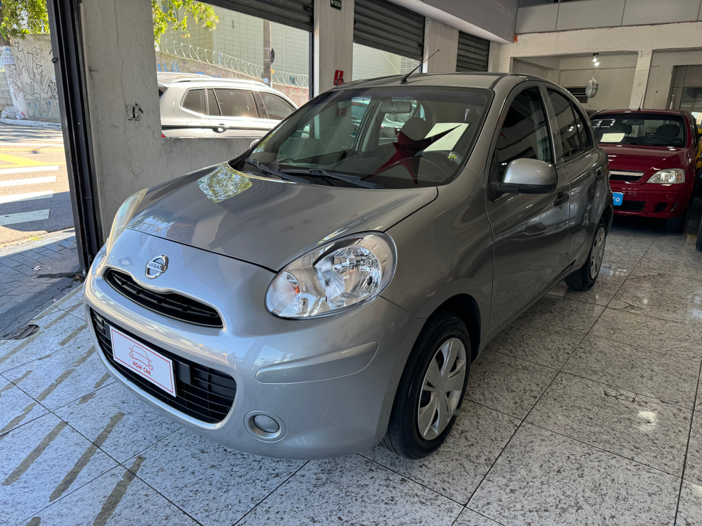 Nissan March Cinza
